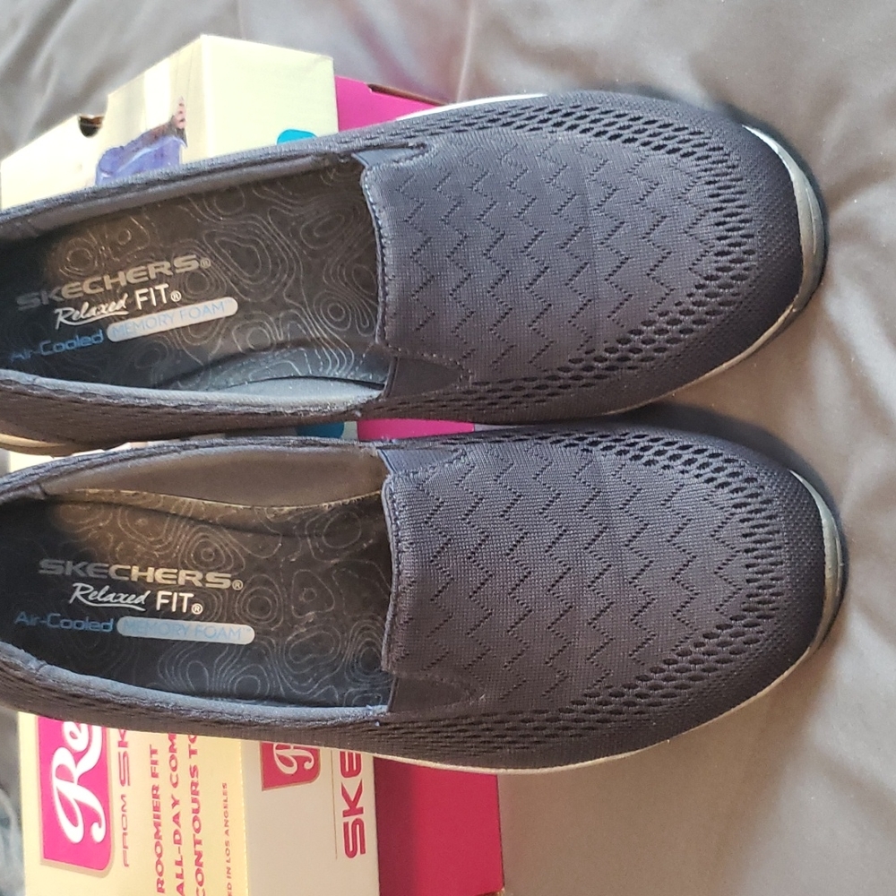 Skechers relaxed fit 9.5 slip on memory foam shoes